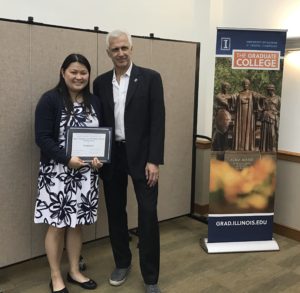 Yanfen receives the Graduate Student Leadership Award